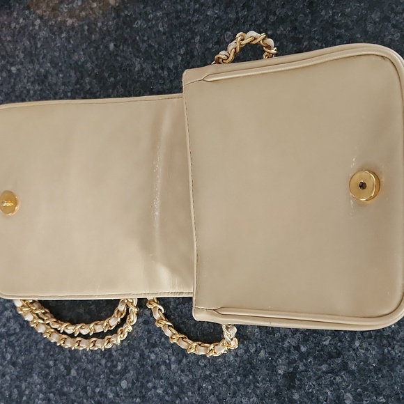 Amanda Smith Quilted Cream Crossbody with Gold Chain Strap - Picture 3 of 7